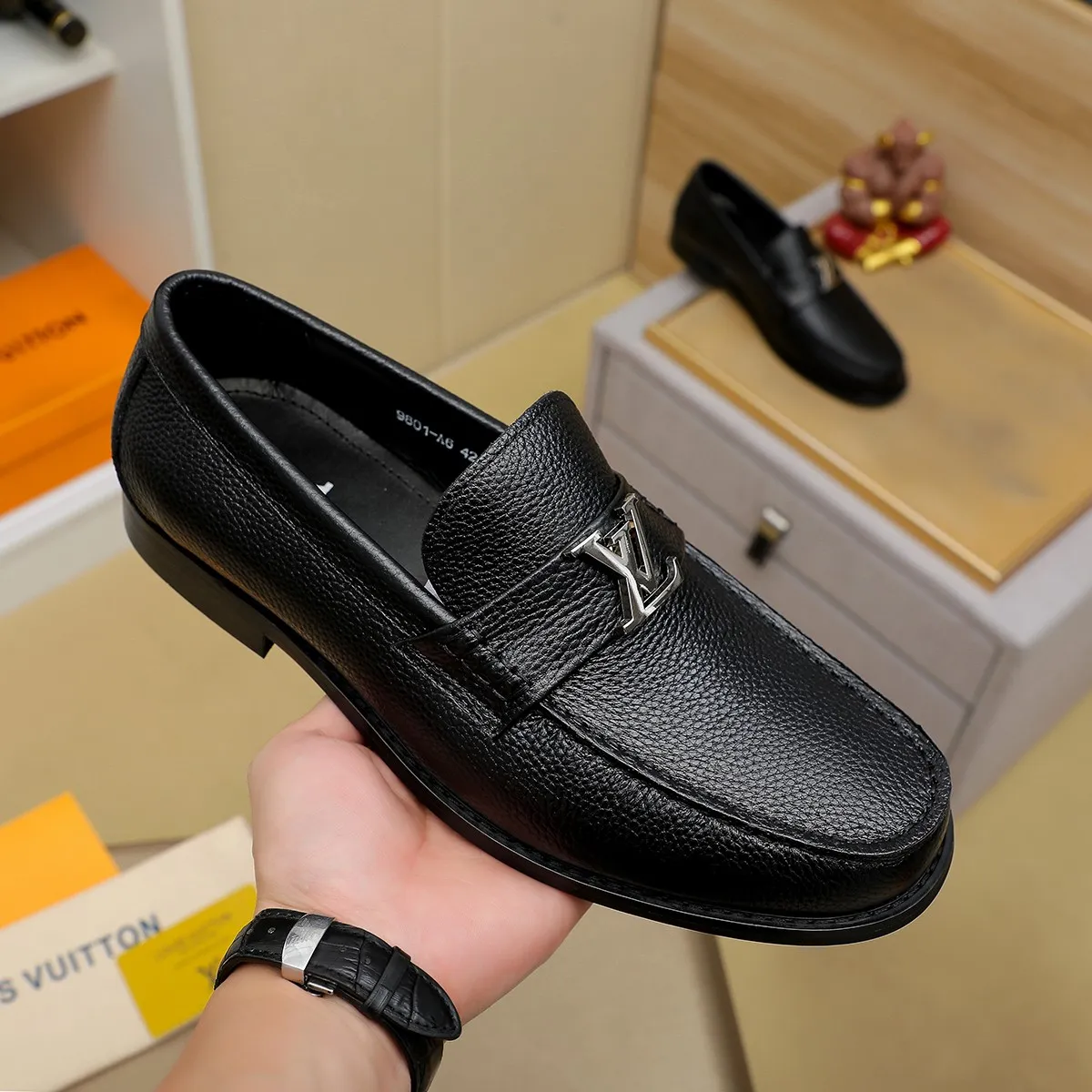 Men's shoes 460 💰 Louis Vuitton LV ® 🆕 model 🔛 full shoe counter, first layer cowhide, 🐂leather lining casual shoes for men, super soft outsole, a must-have for driving. Synchronized with the counter, original first layer cowhide, completely 1:1 mold customization 🌹 top version, color optional! Number: 38-44 (45.46 customized)